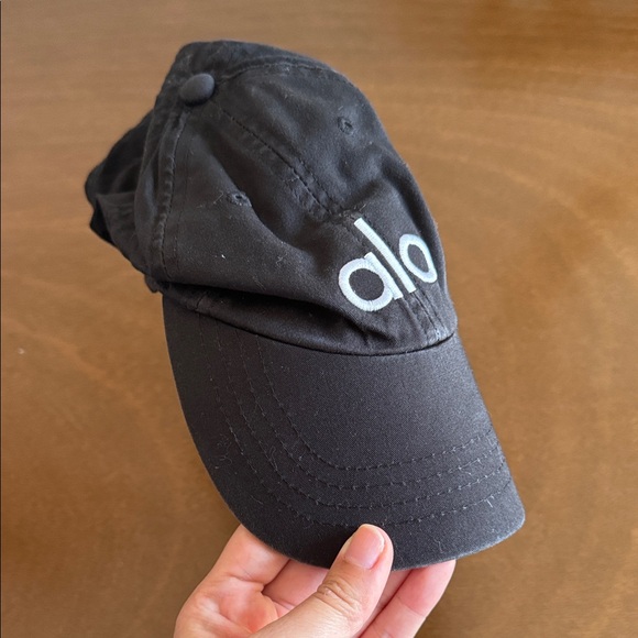 ALO Yoga Black Cap - Picture 2 of 4